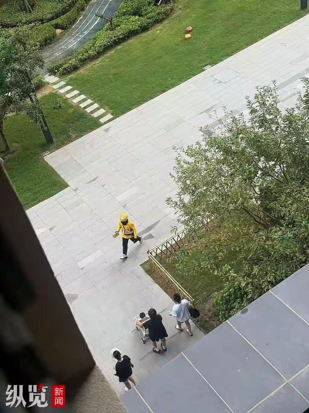 下单人愿意、外卖小哥开心，网友不乐意了！外卖小哥用时17分钟跑完8公里给顾客送去