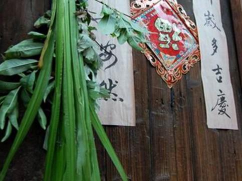 明天就是端午了，家里打来电话，让我们早点回去。

我说不是吃晚饭吗？

家里人急