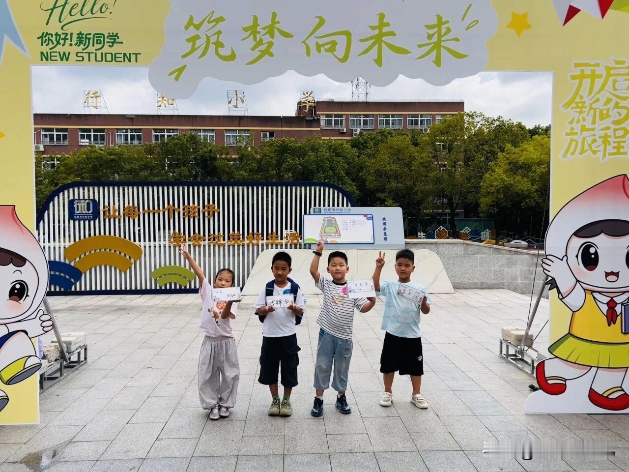 其中中小学18所，新增学位2.8万个；幼儿园13所，新增公办学位0.5万个。
