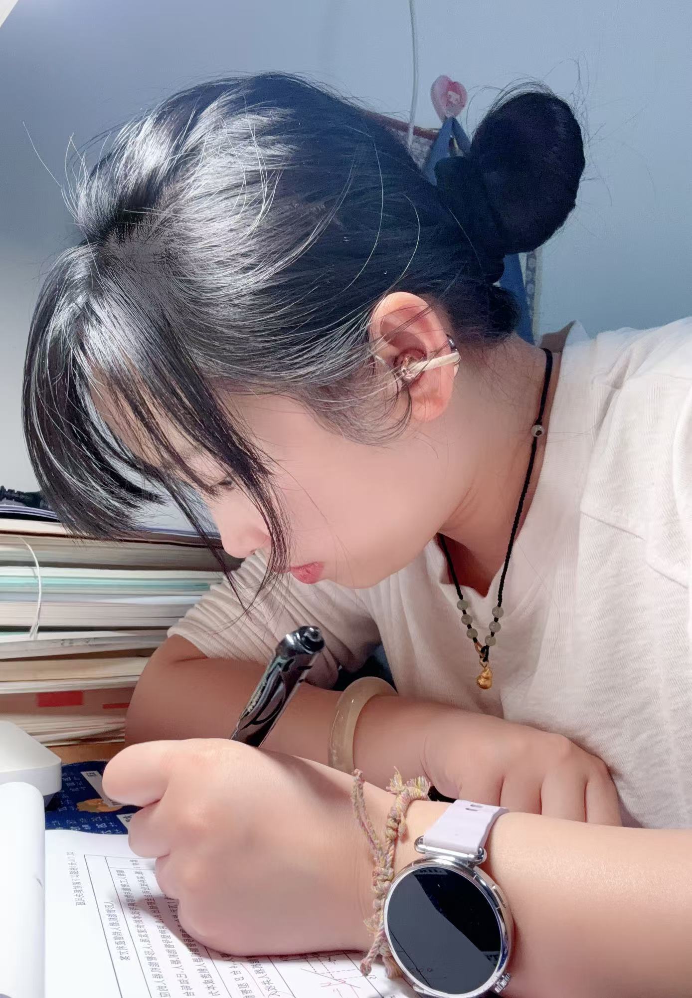 复习备考状态拉满  备考人的精神落差真的太真实了。趴在书桌前困到睁不开眼，盯着课