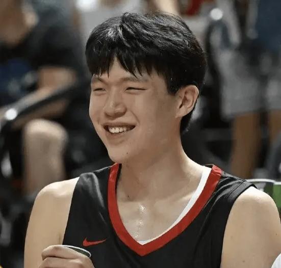 我们是不是太“高估”杨瀚森了？
从选秀开始前的质疑满满，到首轮16顺位被开拓者选