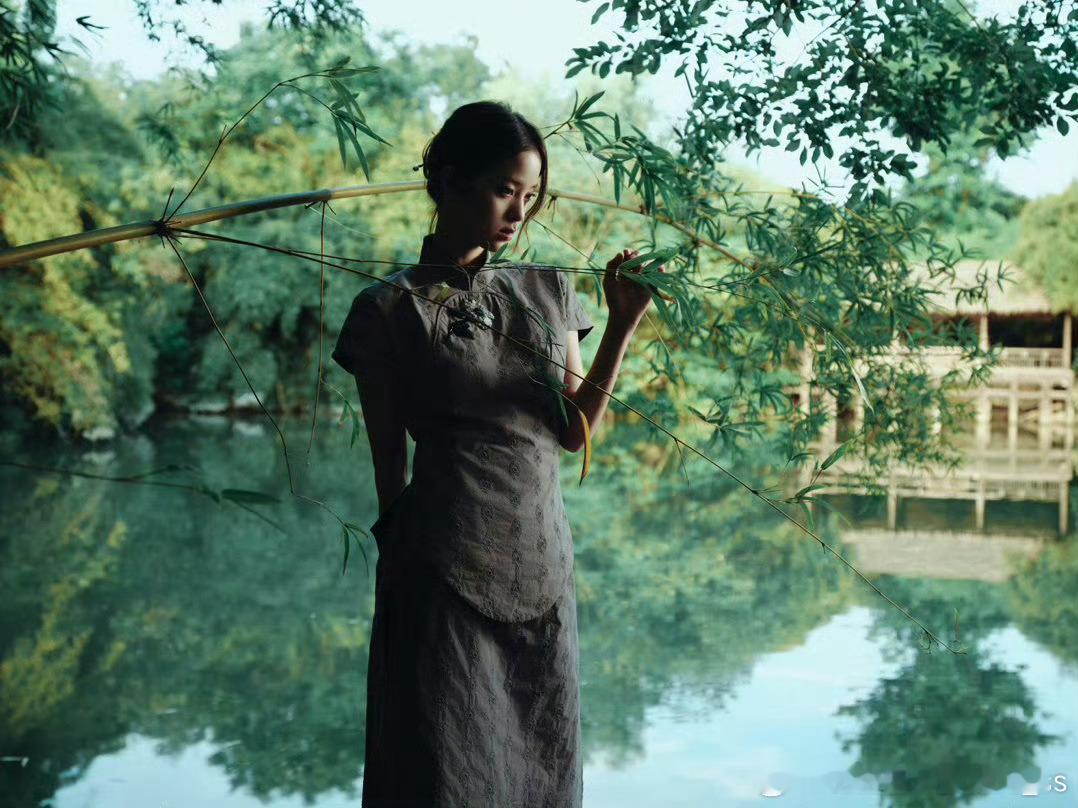 欧阳娜娜竹林旗袍造型美神降临 斗笠轻遮眉眼，竹林氤氲氛围感拉满，改良旗袍融合古典