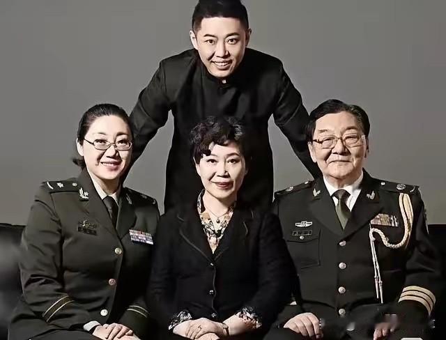 翟俊杰一家的全家福合影看起来好温馨，翟俊杰的儿子翟小兴，演绎过不同大小的角色，戏