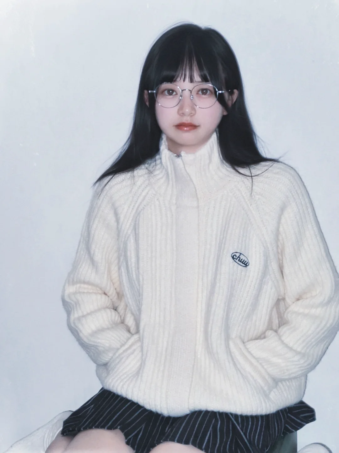 “握紧我矛盾紧密的手”