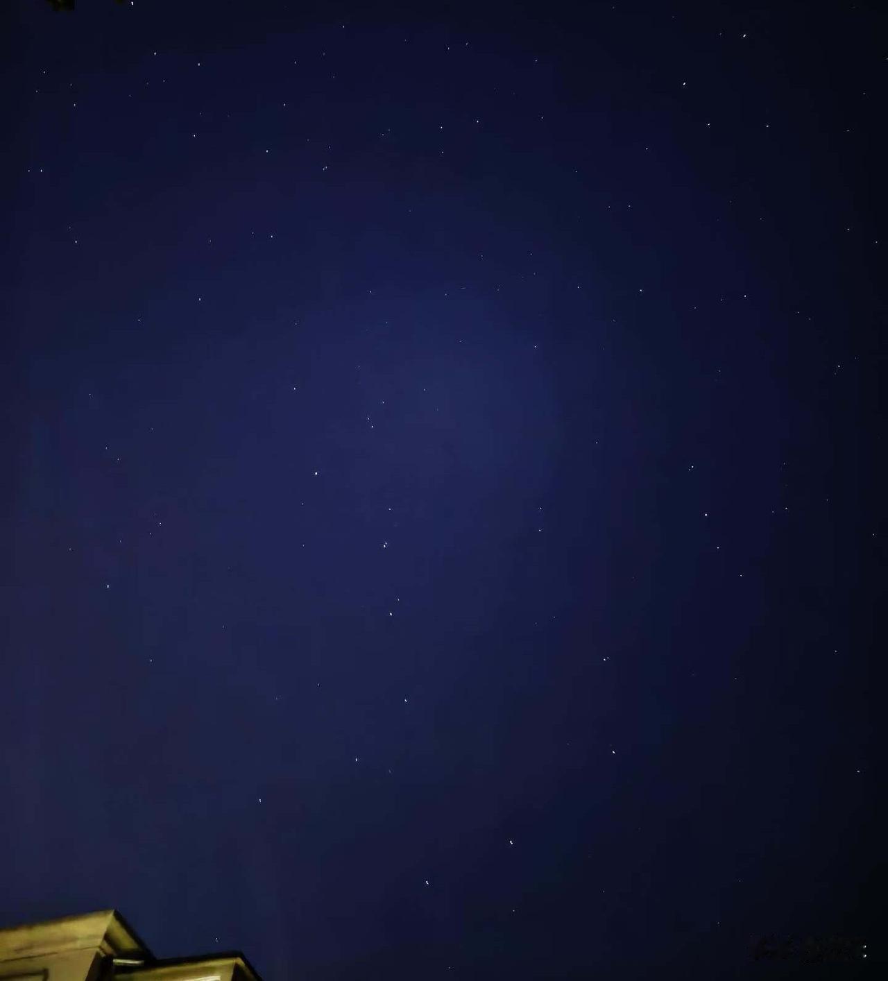 晚一点回家也挺好，不但能看见漂亮的夜景，还看到了天空一眨一眨的小星星，抬头看了半