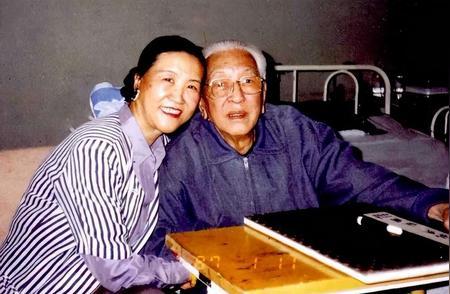 她是国务院副总理耿飚的女儿，靠双手在商界混得风生水起，然而一纸文书，她所有的心血