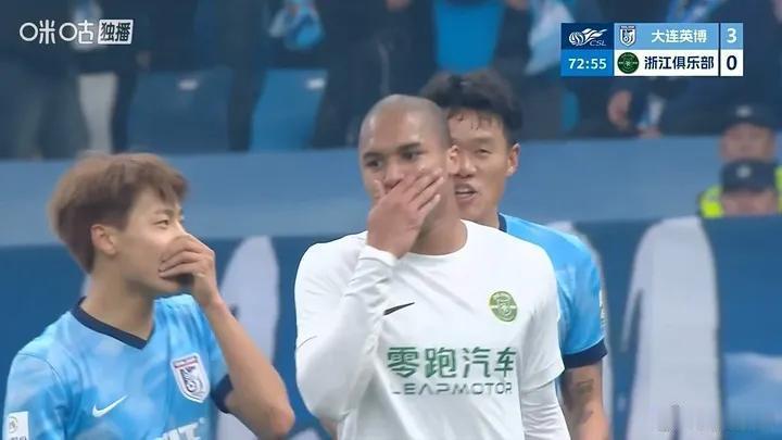 严肃点，不准说话，嘴巴闭倒！

大连英博与浙江队的比赛这一幕，让球迷哑然失笑。双