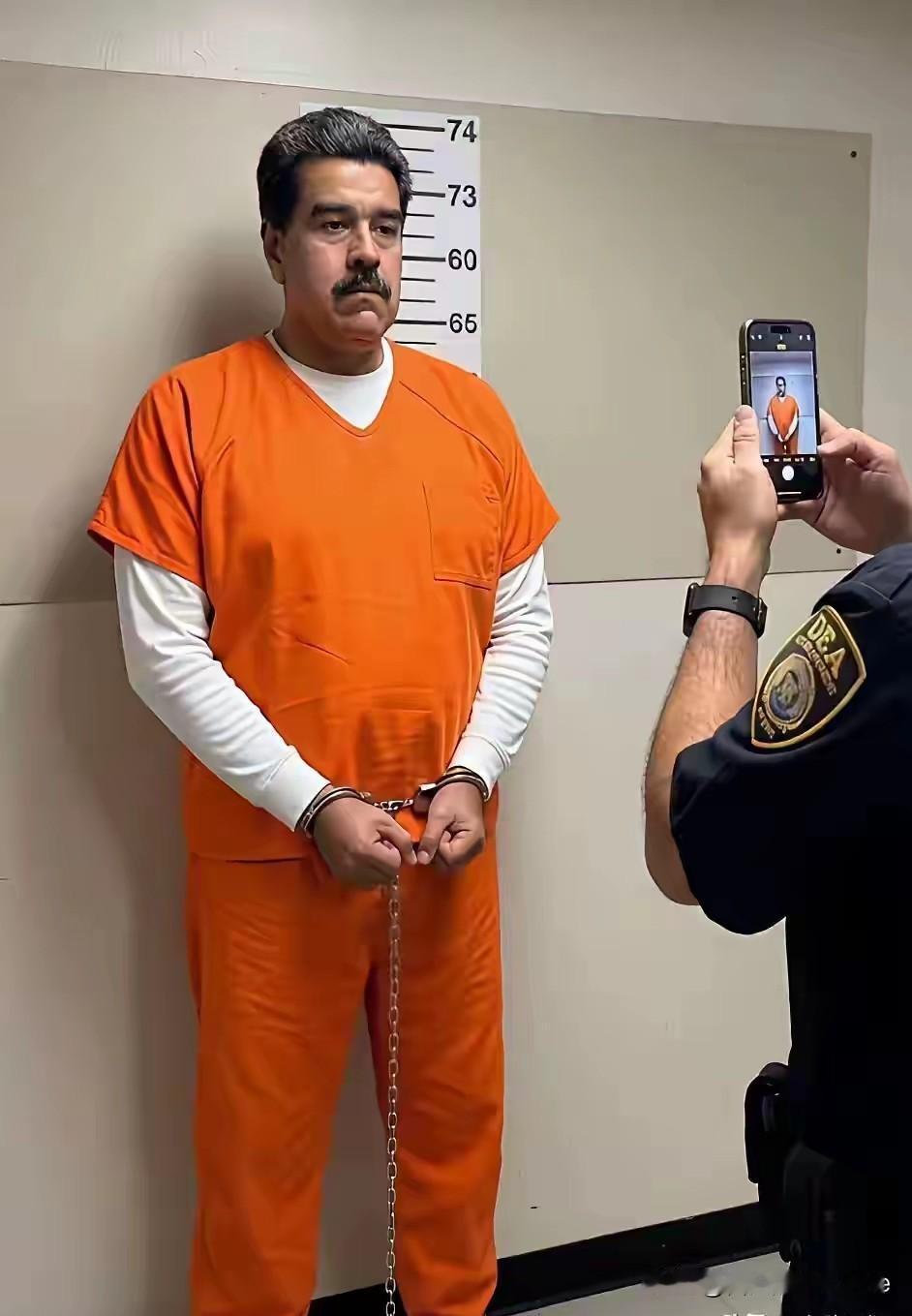 还能保持发型不乱，身板挺直，气质这块拿捏得死死的。
这马杜罗身高多少，有懂的朋友