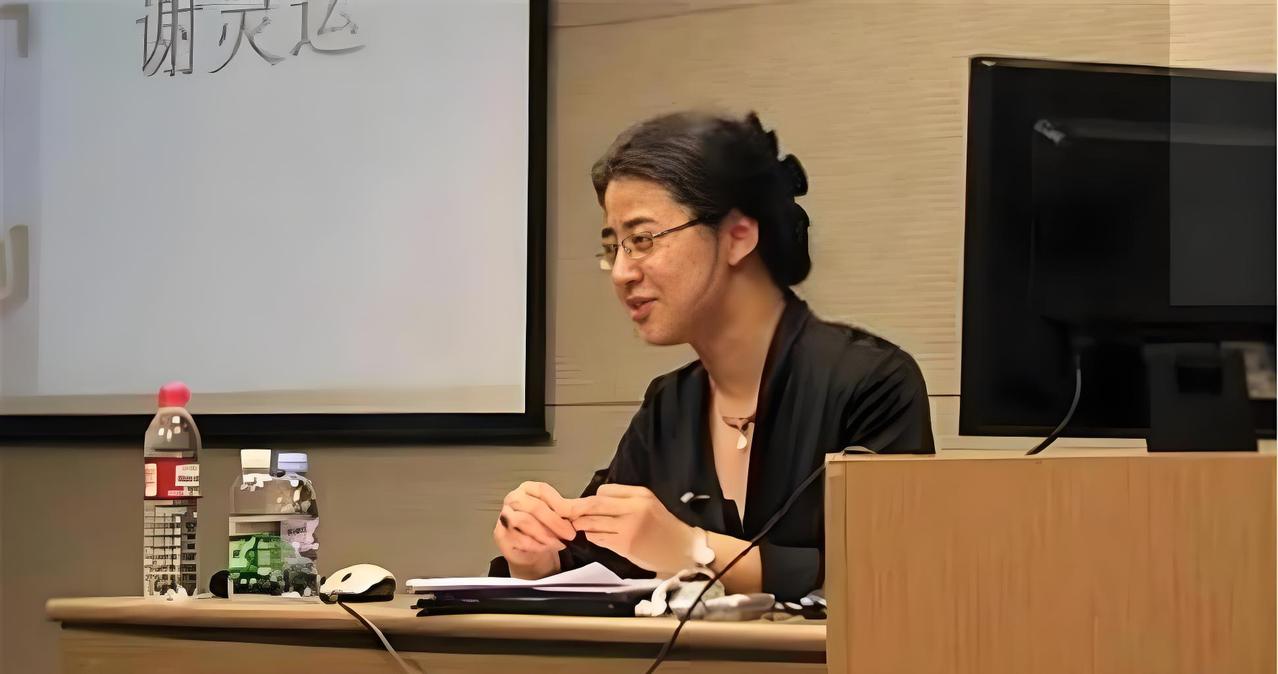 直面人生争议，在流言中坚守学术本心
 
在事业蒸蒸日上的同时，田晓菲的个人生活也