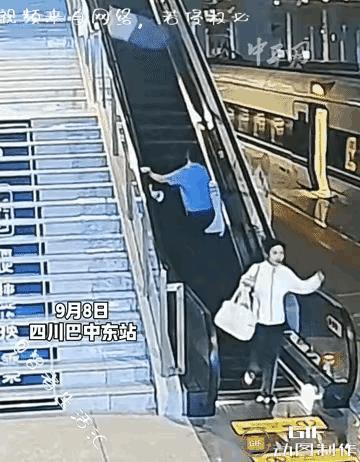 千钧一发的扶梯险情，普通人或许早已慌神。车站客运员却凭着本能挺身而出，短短数秒，