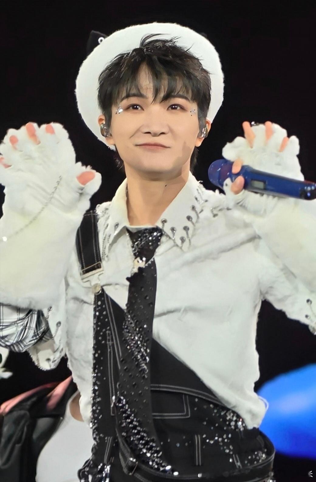 周深[超话]周深成都演唱会 这个软嘟嘟的肉爪  好想贴鼻子上猛吸一口在抓一抓肉垫