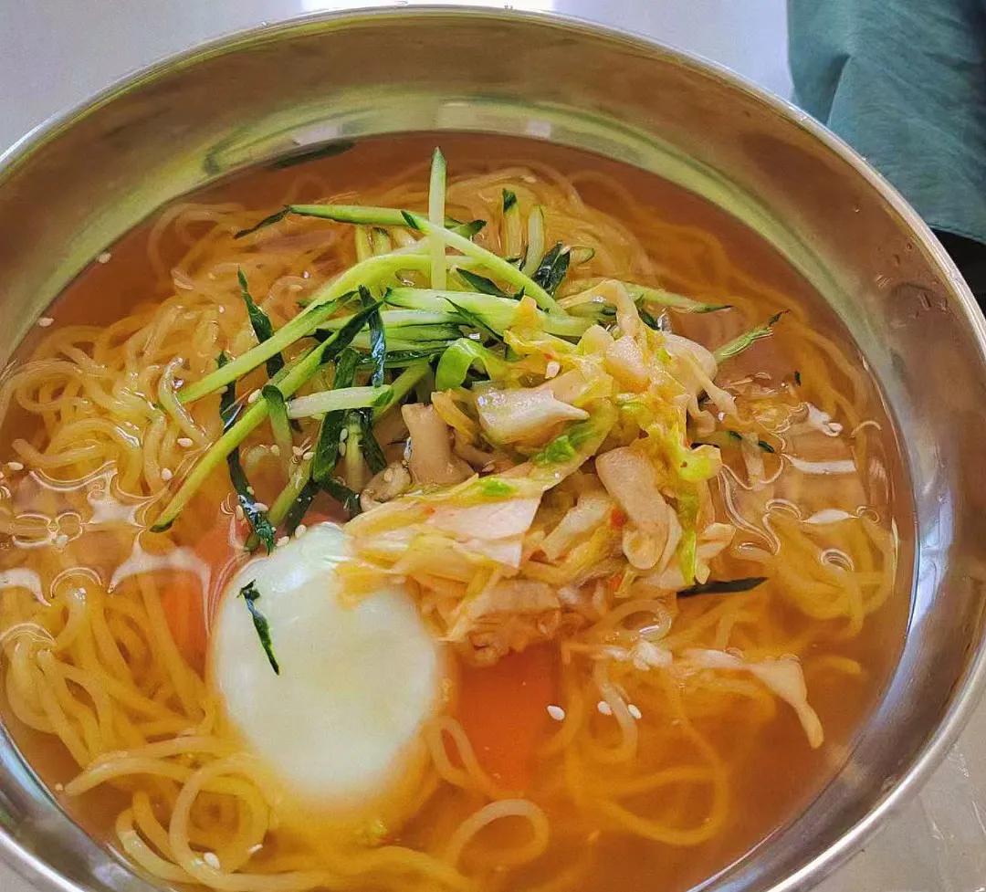 今天是夏至了
也到了吃个凉面的时候了
济南的夏天
真的
晒的我都想哭[流泪]