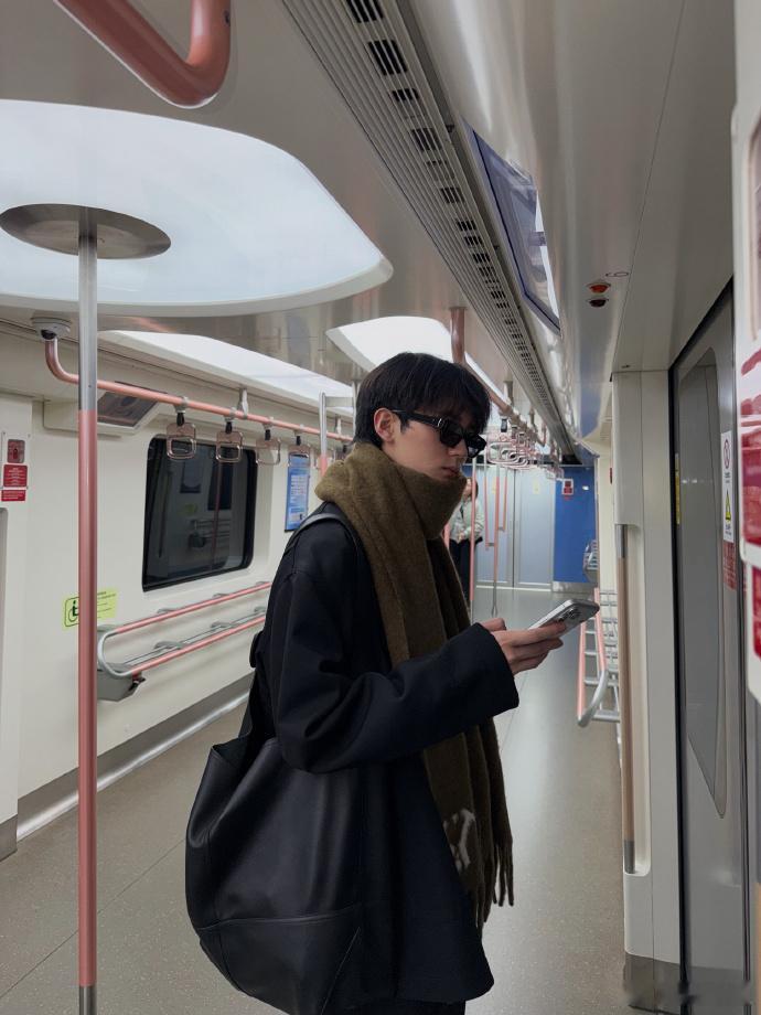 周翊然报平安抵达巴黎周翊然工作室报备平安抵达巴黎，第一时间发了抵达动态，天还没亮