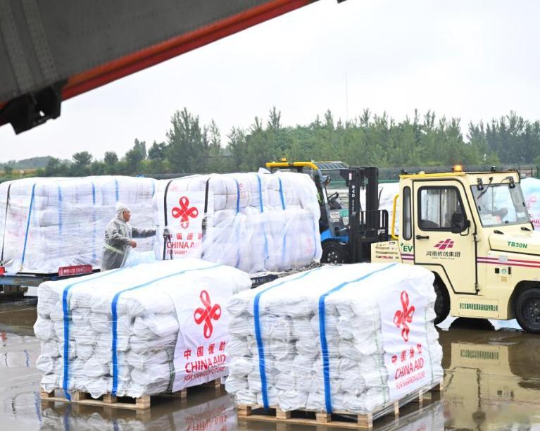 【“巴铁”遭遇严重洪灾！中国空军紧急出手，大批抗洪物资直达灾区】今天，郑州新郑国