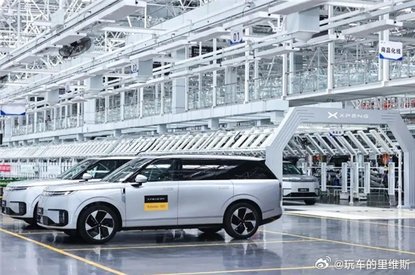 中国首款前装量产的Robotaxi——小鹏GX正式下线了！搭载4颗自研图灵AI芯