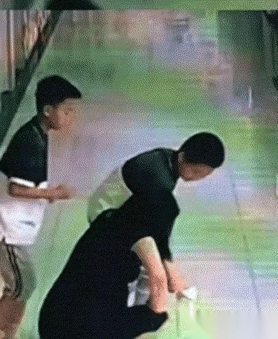 因为没写作业，两个男生被罚站在教室门口。
下一秒，他们那位怀孕35周的老师，脚下
