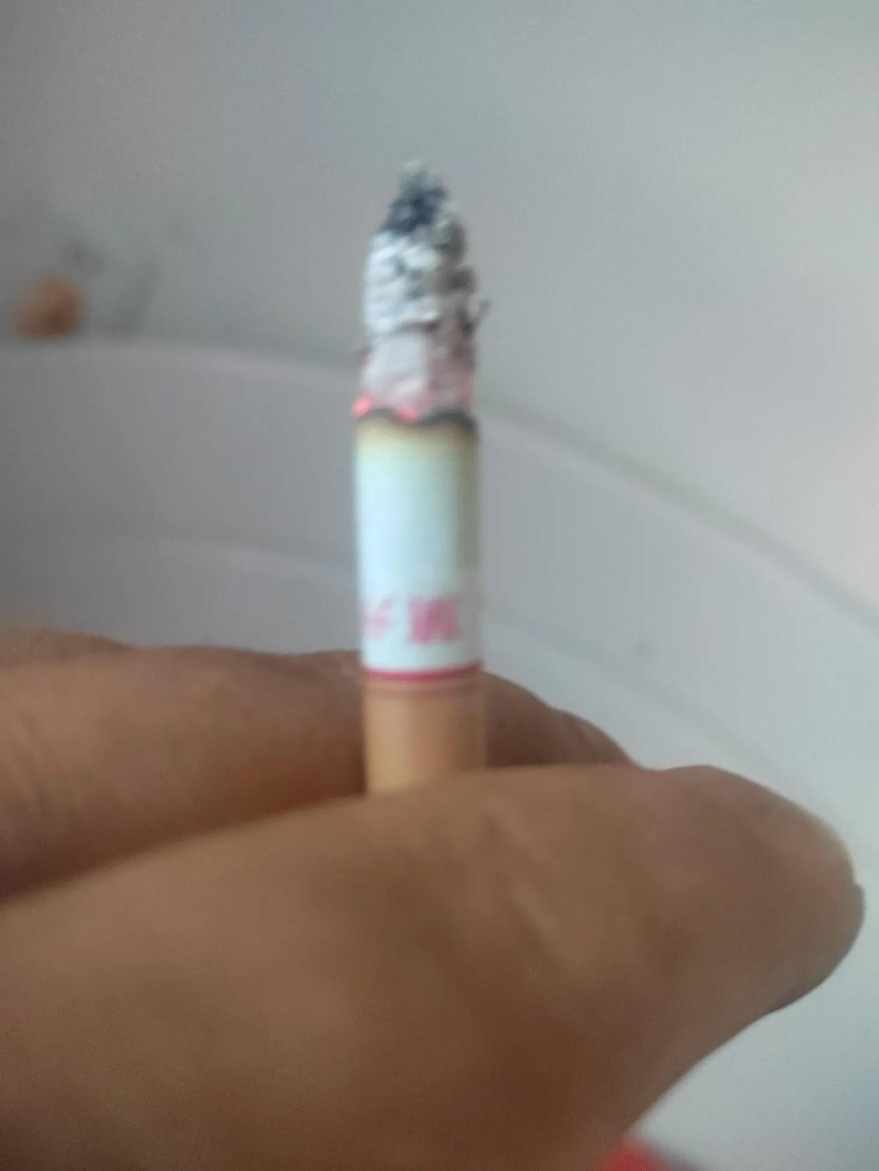 被岁月吻过的灵魂

那天清晨，我在医院的走廊里看到了那位老人。他坐在轮椅上，面对
