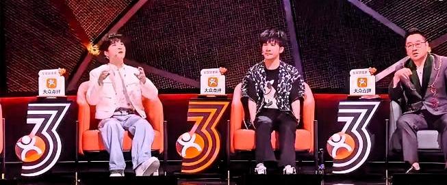周深下了台，走到选手面前，说了一句：对不起，我刚才没表达好。

他在《脱口秀和t