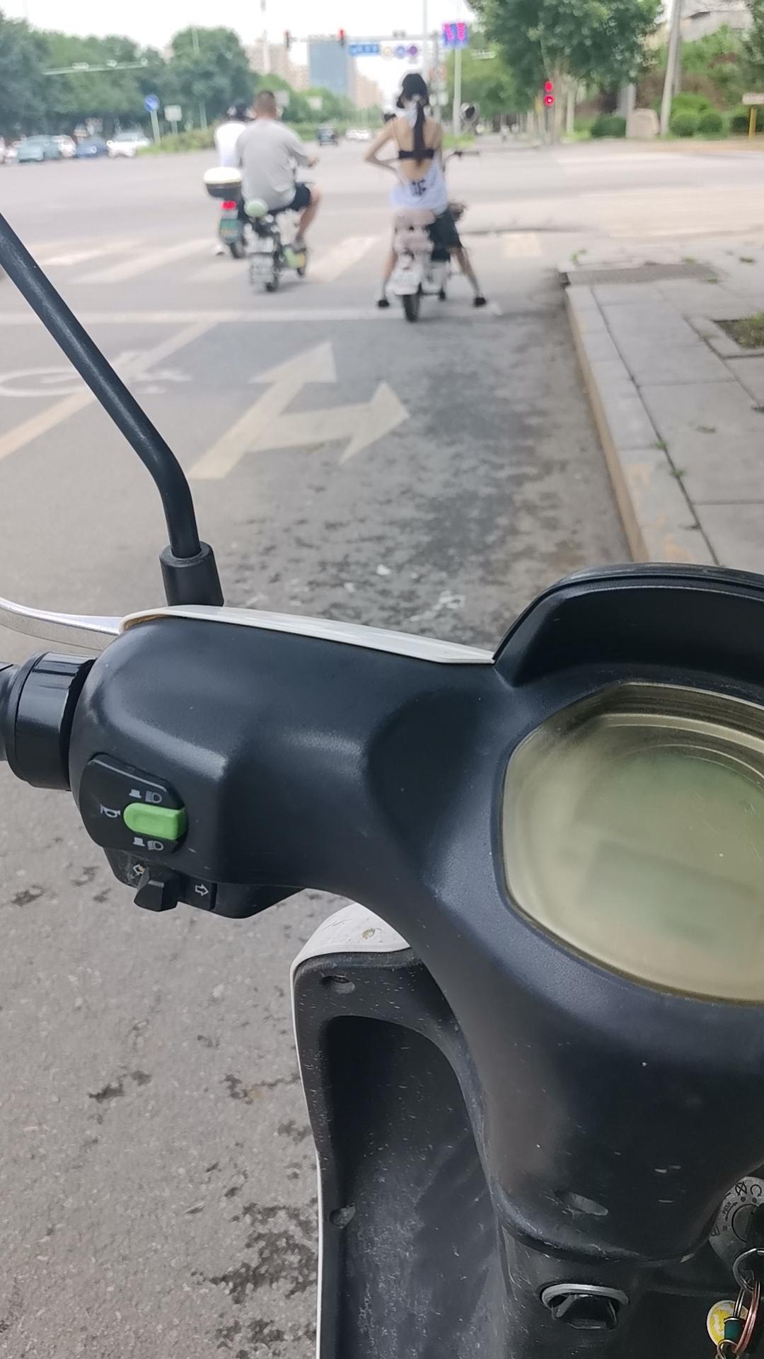 就像是一张图，男人和女人的眼光截然不同，给我身边的男同事看，他们说这是梁静茹给他