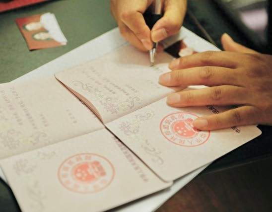丈夫伪造结婚证和他人培育胚胎，原配追责重婚，法院为何不认定？