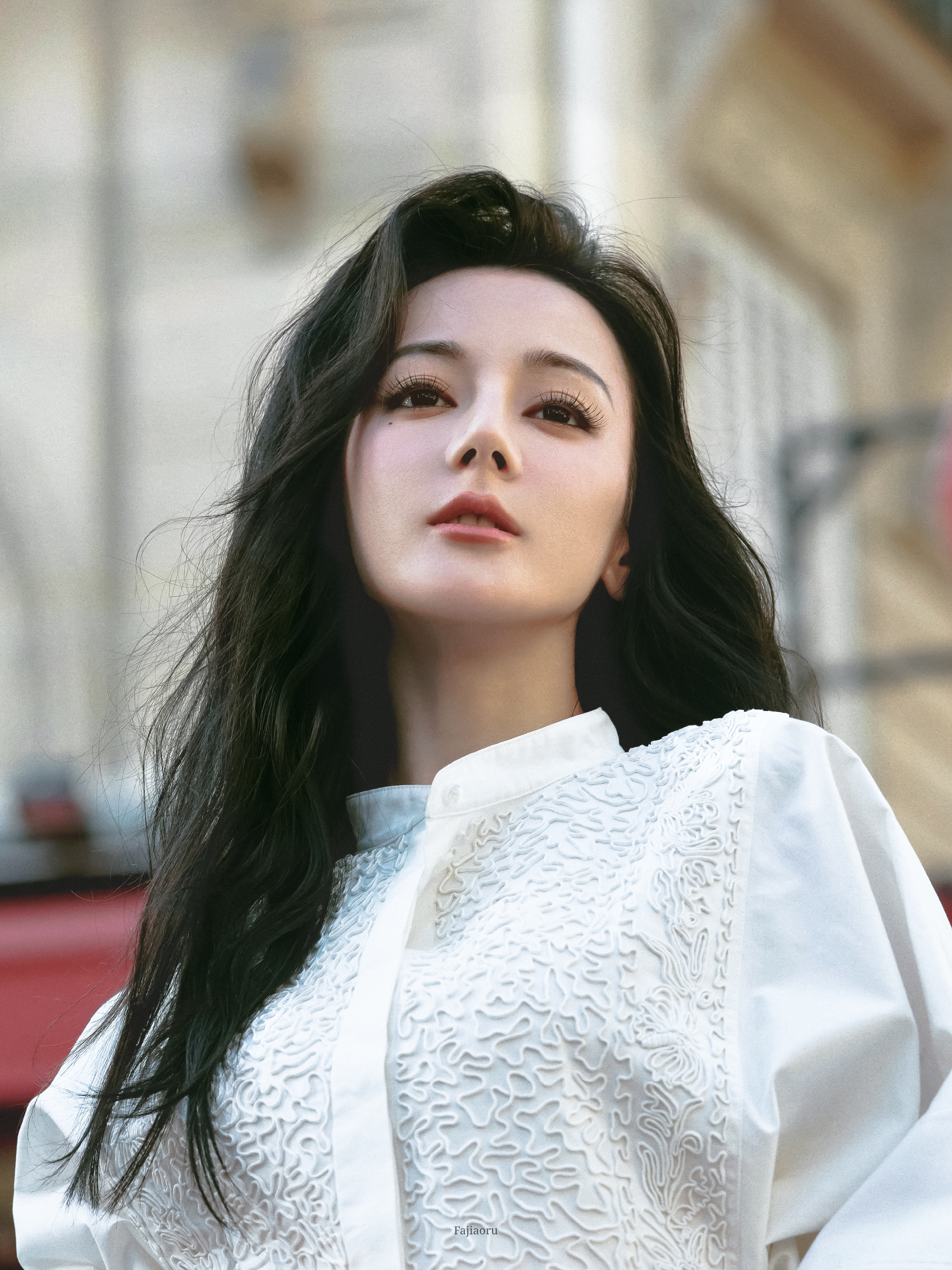 你眼尾的痣 是巴黎雨夜的第七道弦迪丽热巴巴黎时装周|梅尼耶女友谈与迪丽热巴合照全