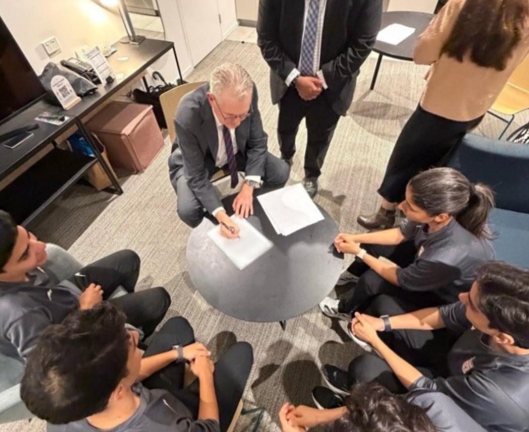 澳大利亚终于出手了
今天凌晨，澳大利亚内政部长托尼亲自赶赴到伊朗女足球员的酒店，