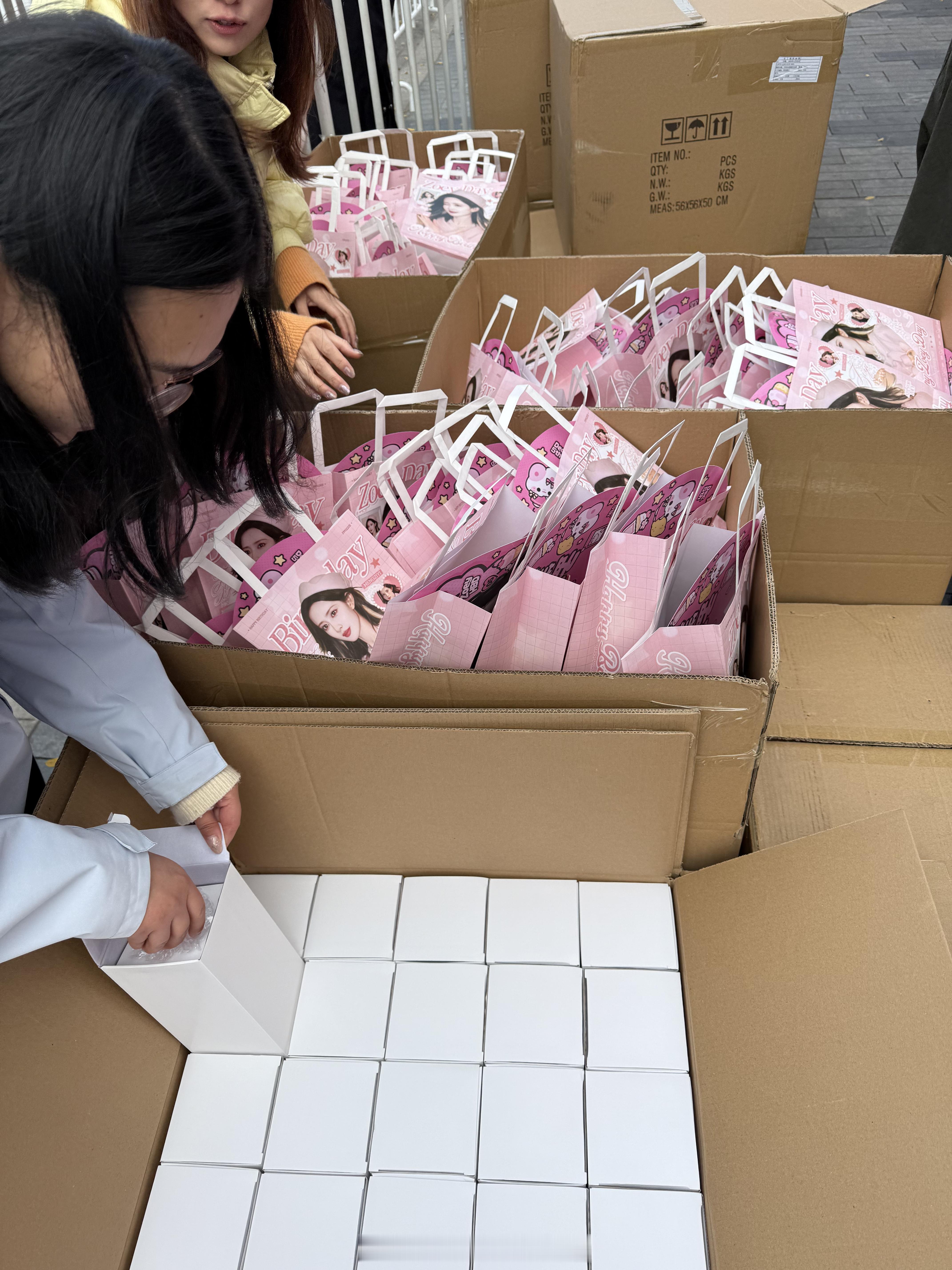 好羡慕！孟子义给粉丝准备应援棒孟子义生日会准备了应援棒