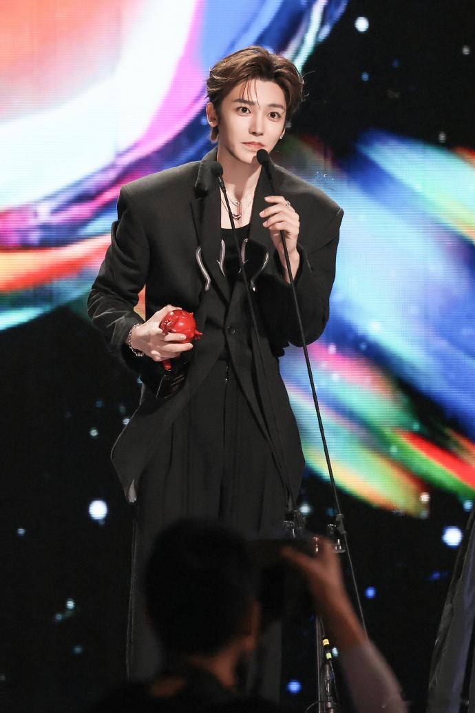 侯明昊年度期待演员 2025爱奇艺尖叫之夜的高光时刻！侯明昊荣获年度期待演员，用