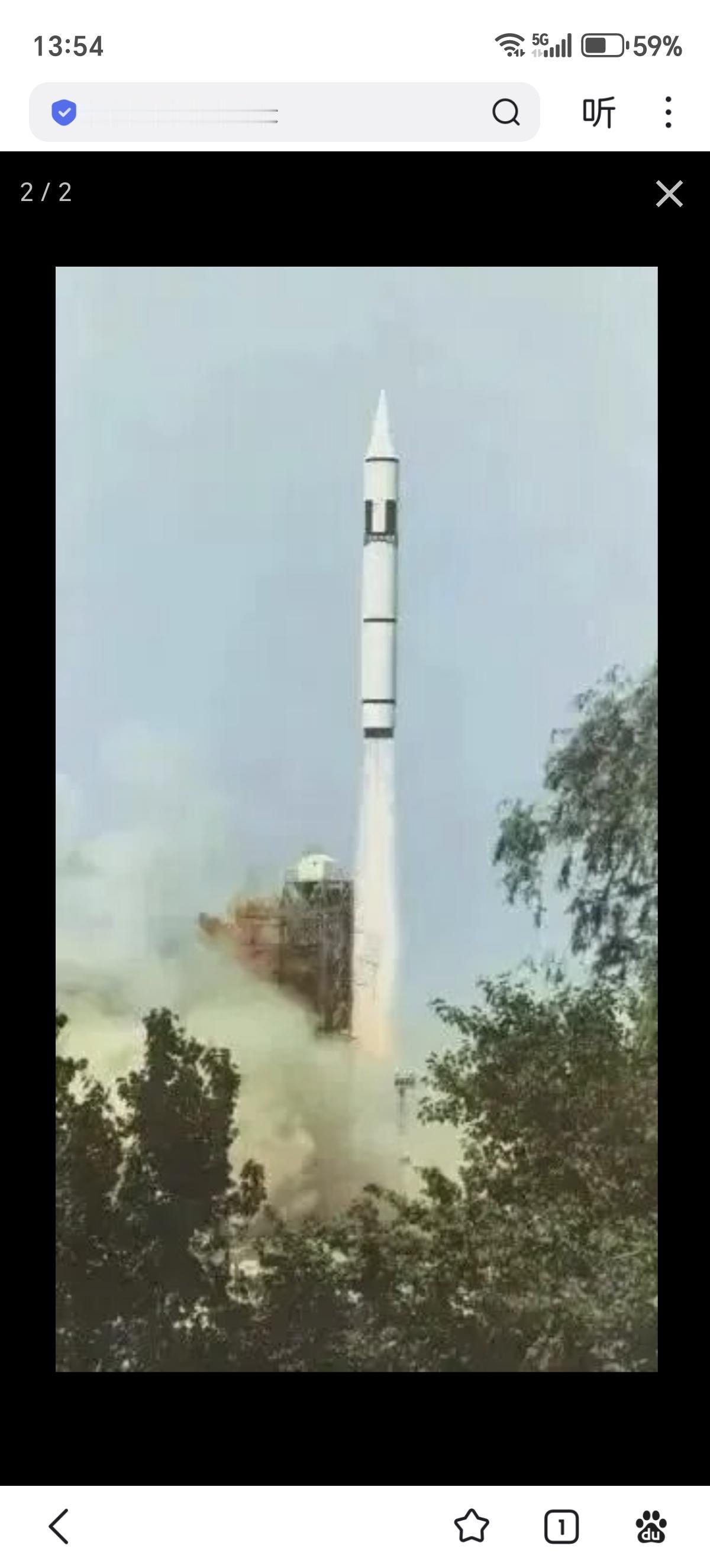 1980年5月18日，型号发射前，钱学森（右）习惯性地看手表，校验试验发射时间。