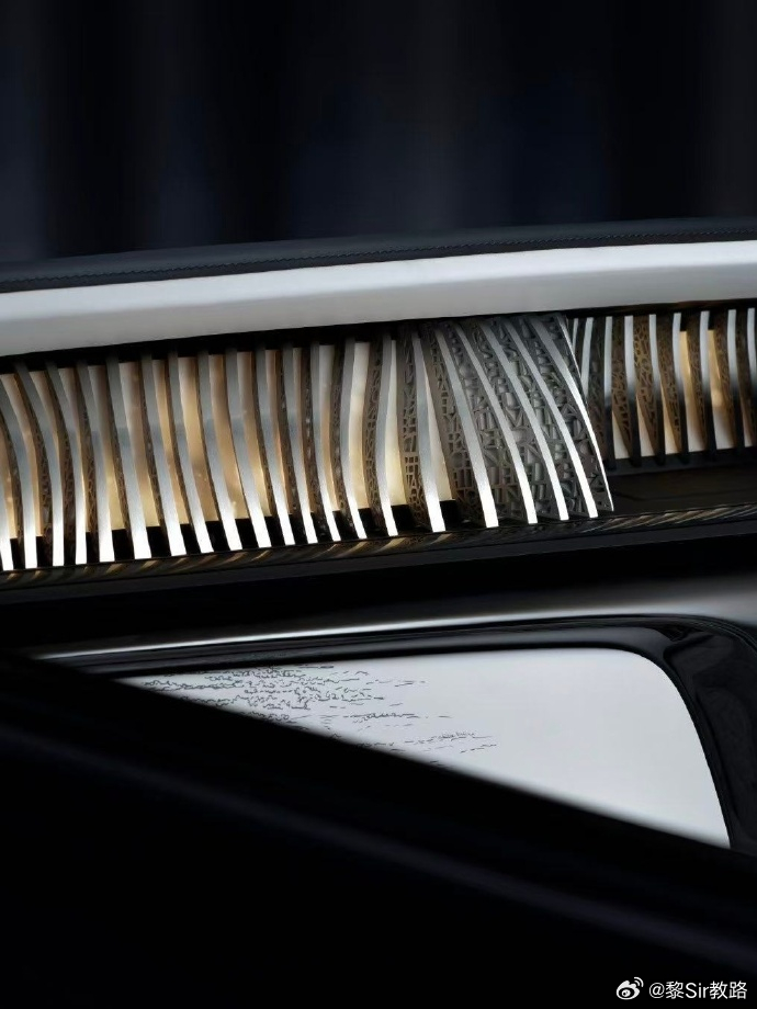 居然发现在幻影“百年华诞”专属典藏版座舱中，和全运会火炬也有类似的设计细节。大V