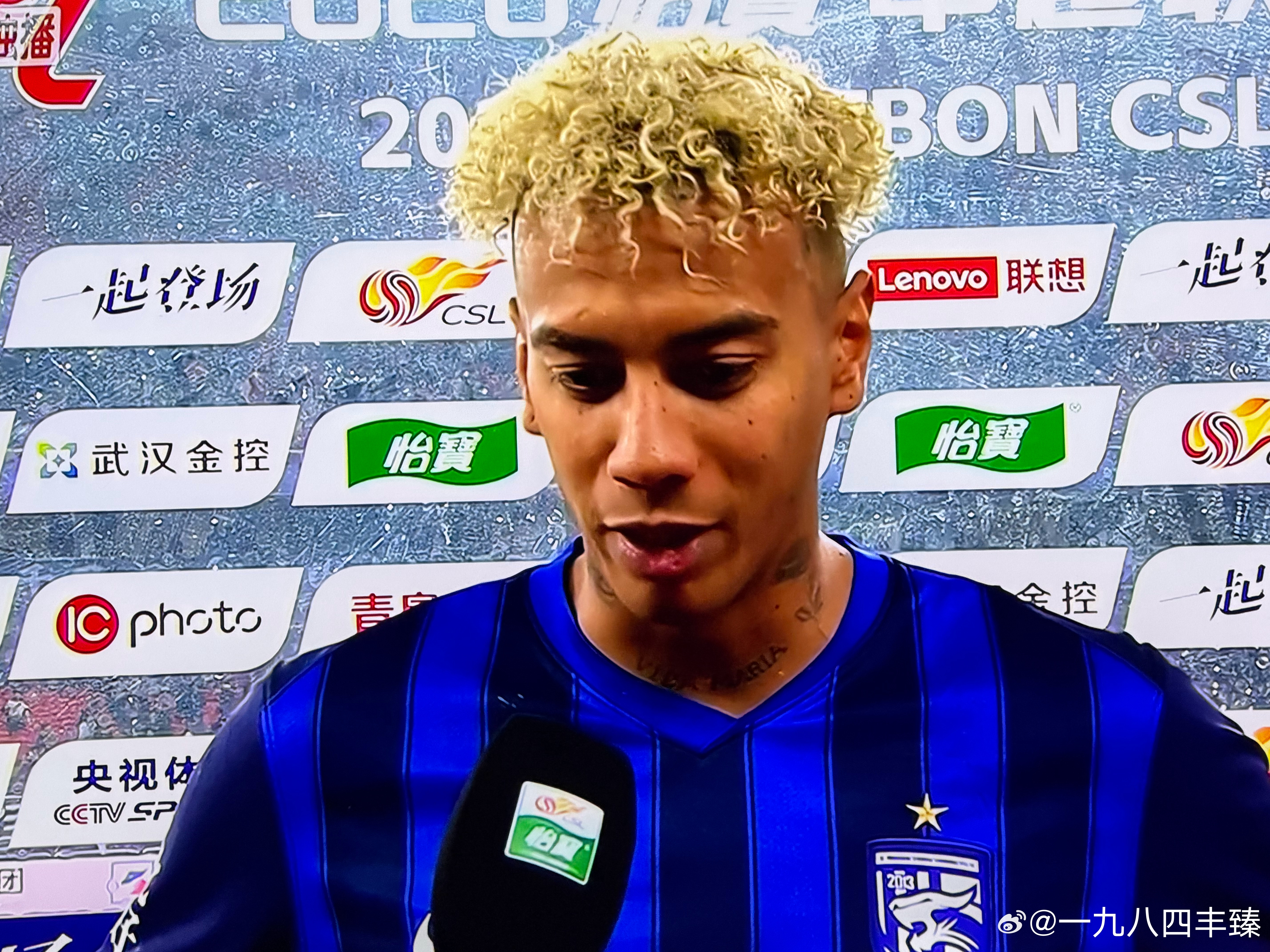 武汉三镇4比1大连英博没想到大连队踢得这么散，是不是有点摆不正位置了。阿切姆蓬现