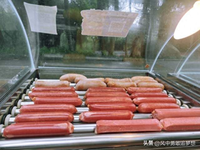 景区里的“天价”刺客一根烤肠15元，一瓶矿泉水10元，谁在纵容？