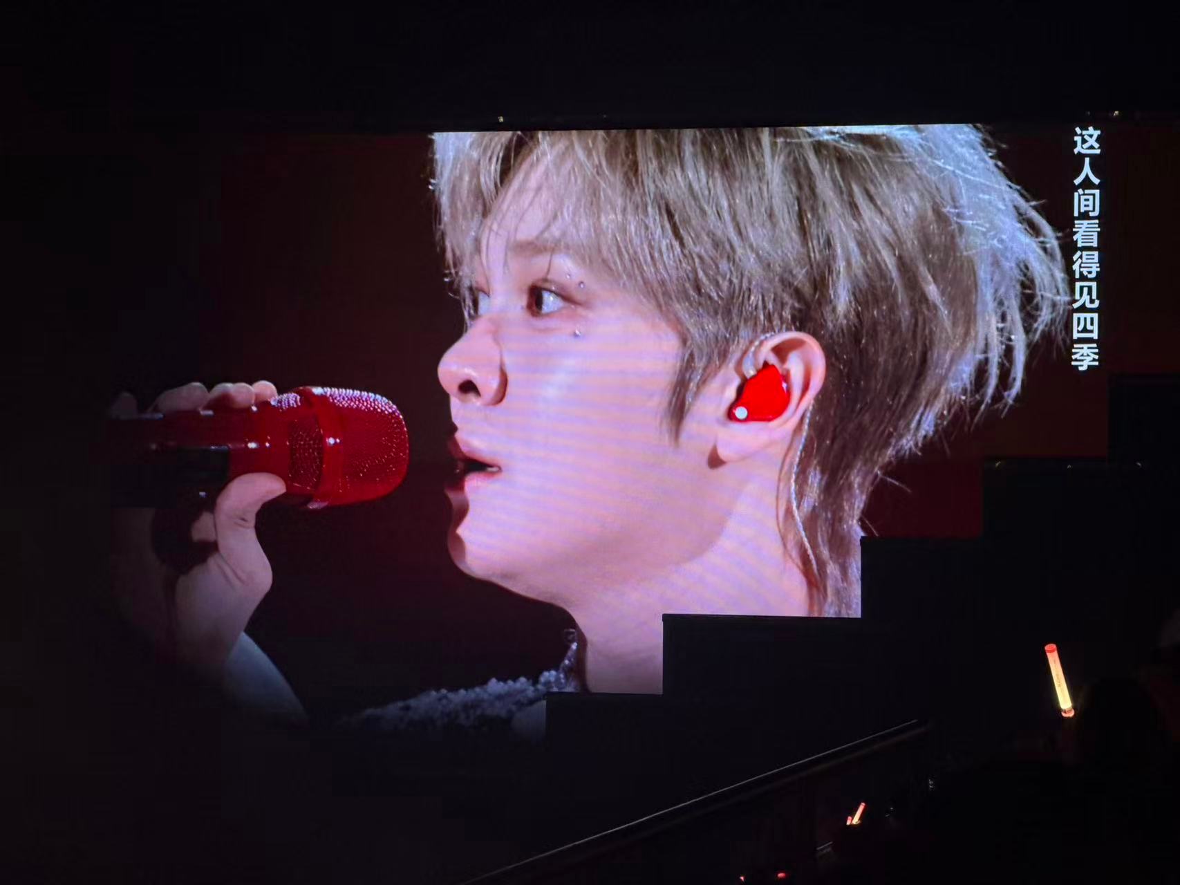 尤长靖银发尤长靖银发造型赴尤长靖生日演唱会之约，银发配银白色战袍闪亮登场。亮眼造