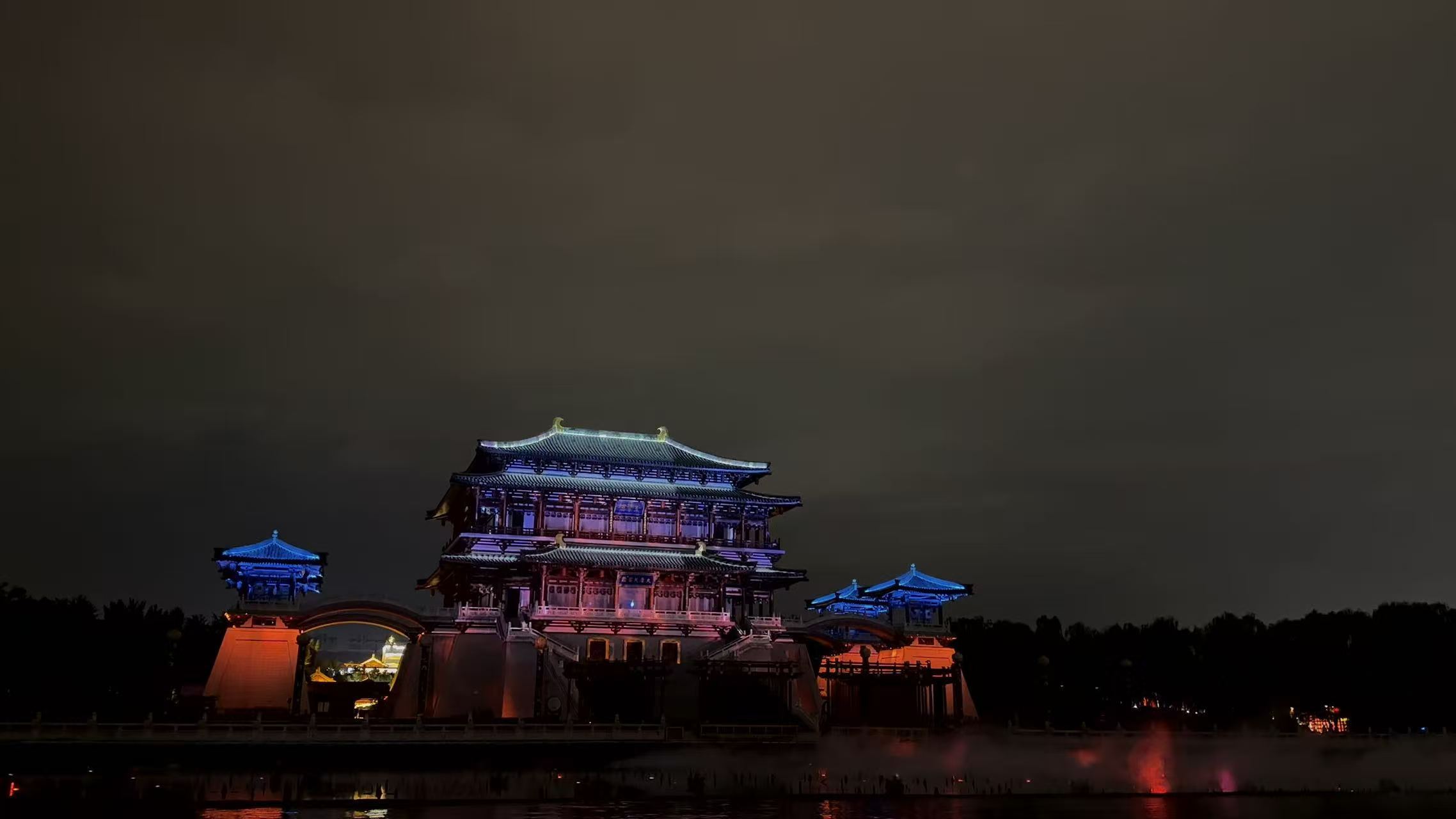 陈泽和张诗尧给白泽捧场 陈泽、张诗尧现身现场为白泽捧场，线下氛围直接拉满。西安这