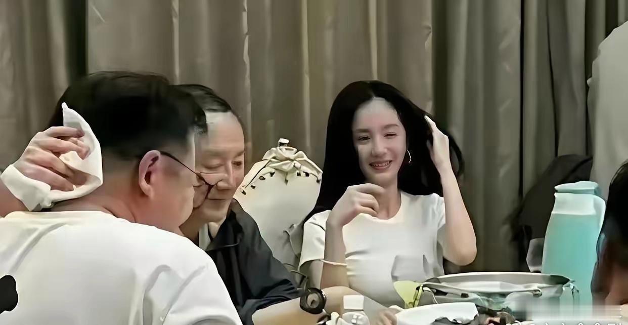 做女明星挺不容易，各种应酬不少。像杨幂和angelababy这样咖位的也少不了推