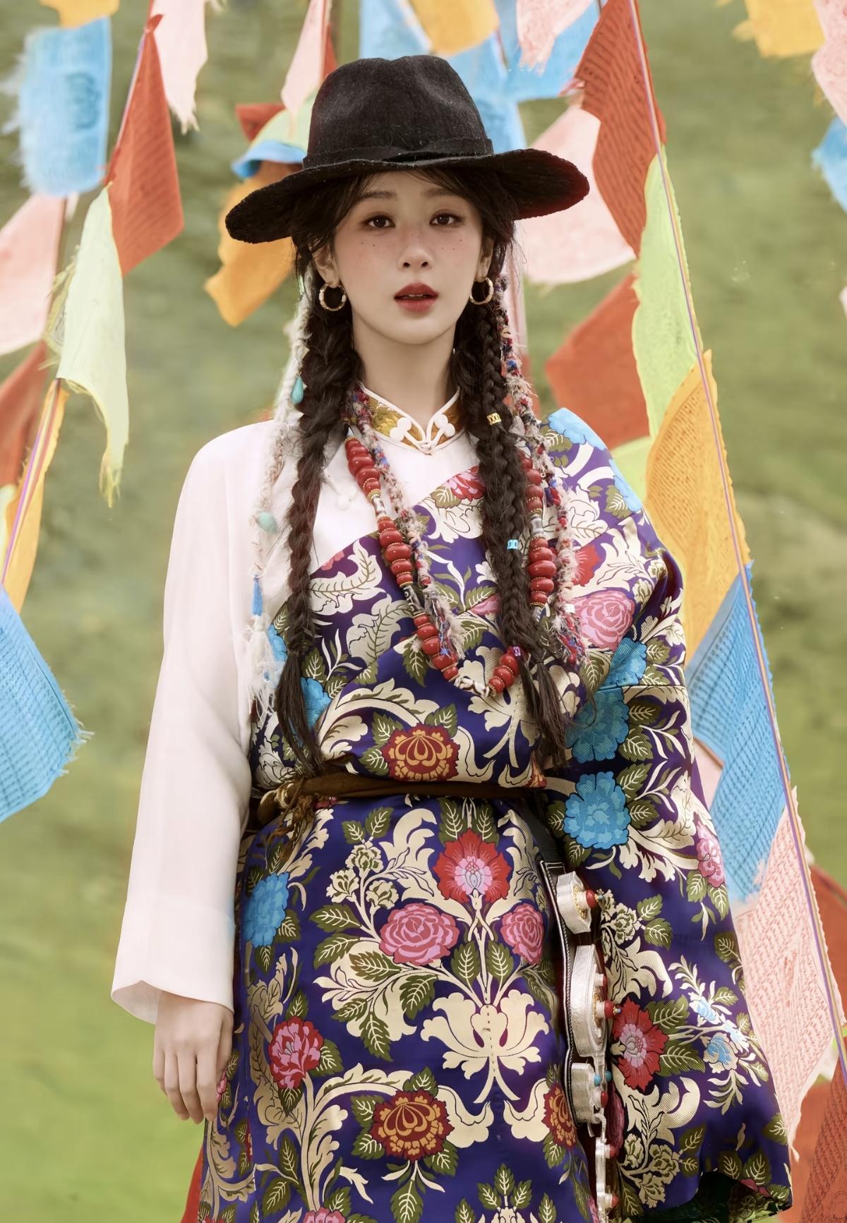  当杨紫换上传统藏装，草原、经幡、繁花织锦撞出极致美感，辽阔山野作背景，每一帧都