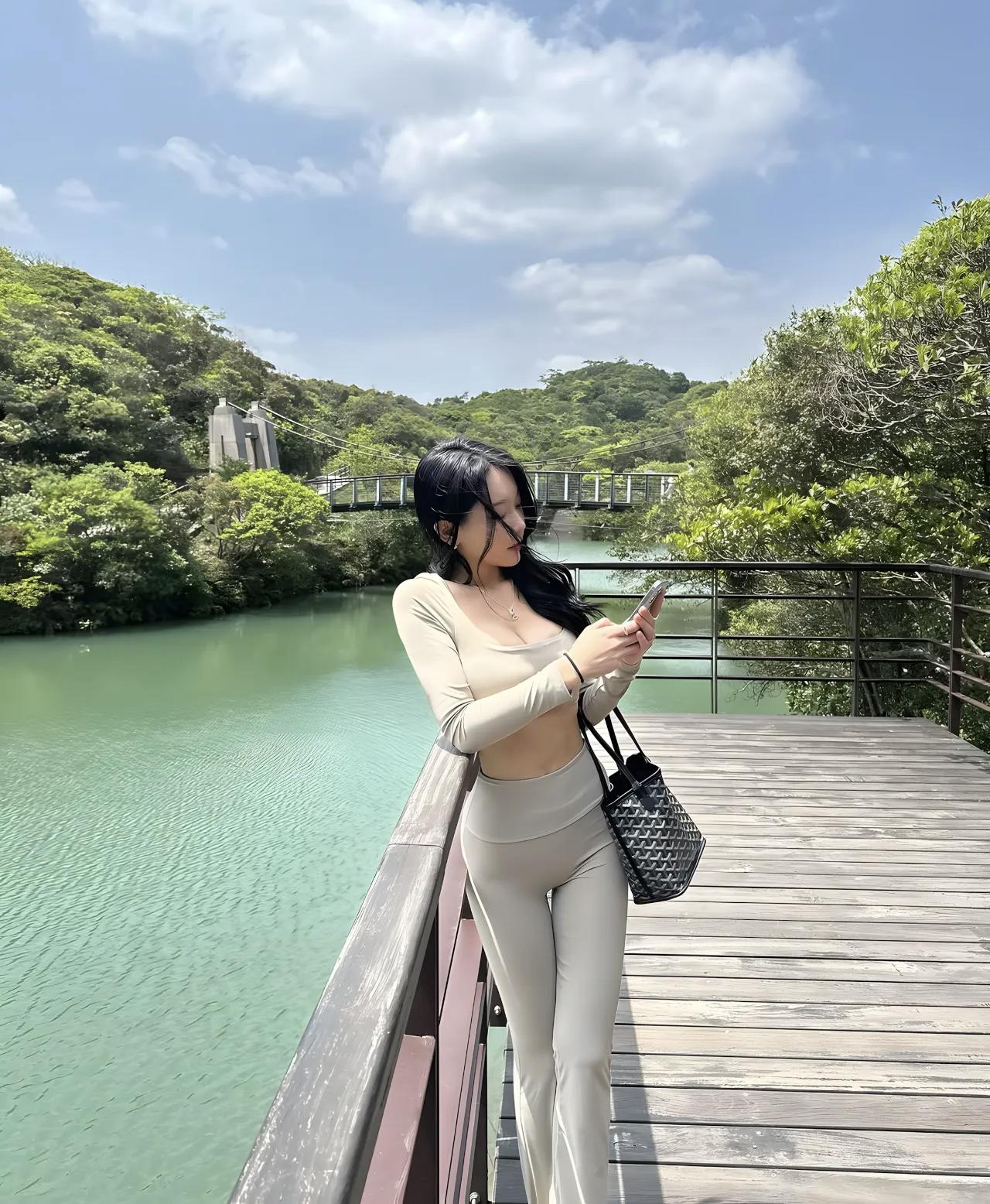 于湖边静享静谧时光，恰似为心灵开展了一场舒缓的SPA。
人生之旅，开心愉悦便足矣