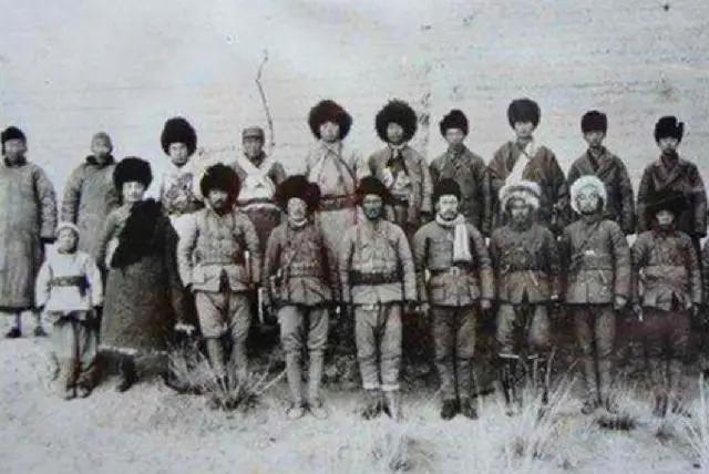 1949年12月，青海马家军骑兵第八旅少将旅长马英被释放后并未真心悔过，反而暗中