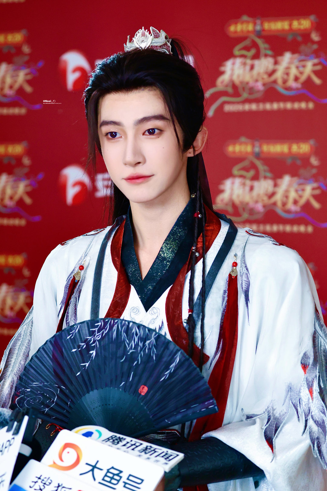 第一次见明星这么有求必应安徽春晚后台刘宇化身暖心男神！身穿水墨汉服，面对工作人员