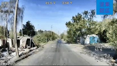 库尔斯克地区，乌军的一辆军车在享受着冬日的阳光，一架光纤FPV直接飞了过来，给它