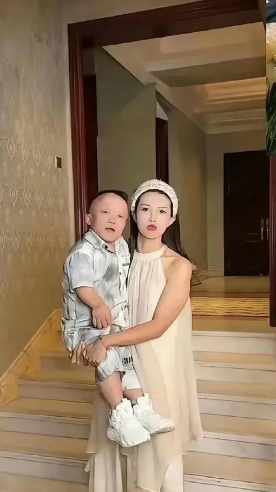 凭这女人的长相身材，找个这样的男人作丈夫，你说除了图钱或权，还能图啥？

可千万