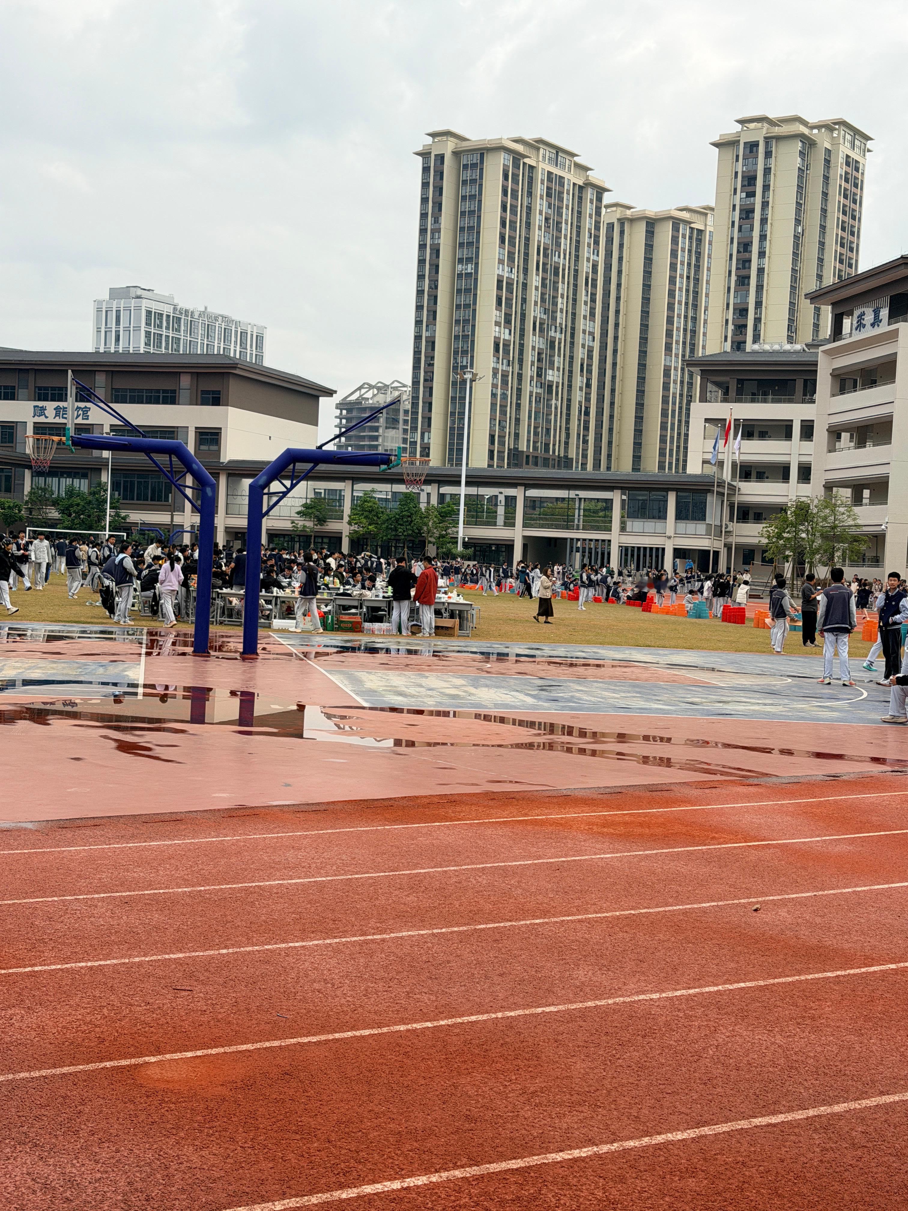 上班路上每次经过学校都忍不住多看几眼啊~多好的青春啊