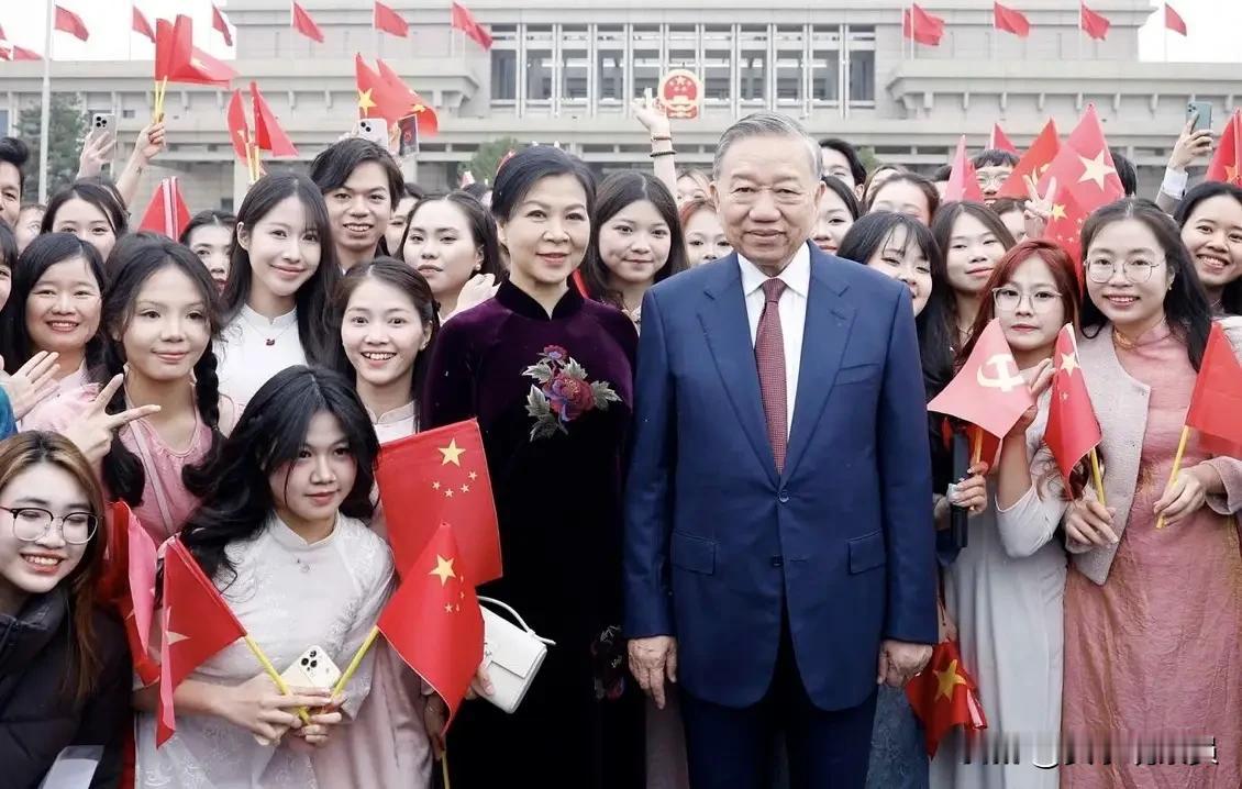 【苏林访华，12个小时的“高铁之旅”】
当选越共中央总书记一周后，苏林首访来到中