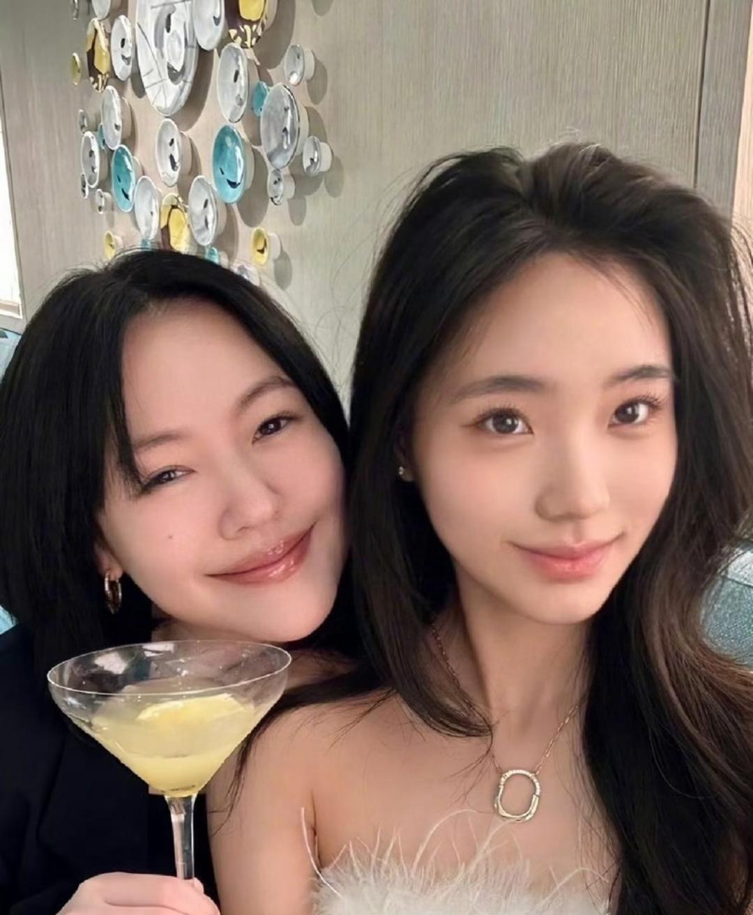 最近好多人在聊小S的女儿Lily，有不少网友感慨，这世间真有回旋镖。
 Lily