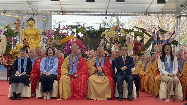 国民党主席郑丽文26日南下屏东参加浴佛大典，但因比表定时间迟近10分钟才进场，因