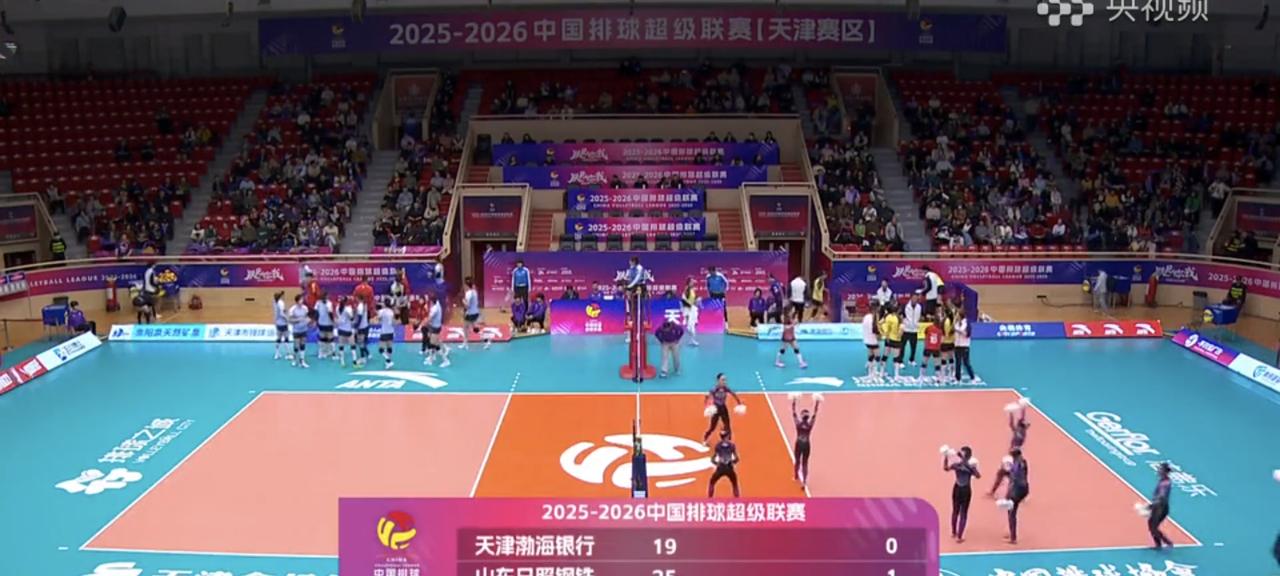 女排排超联赛铜牌之战，天津女排对阵山东女排，首局天津女排15：17落后，李晨瑄扣