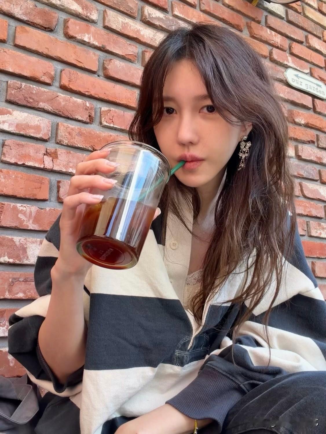 11日，演员李智雅在个人Instagram上传了多张照片。照片中，李智雅身穿条纹