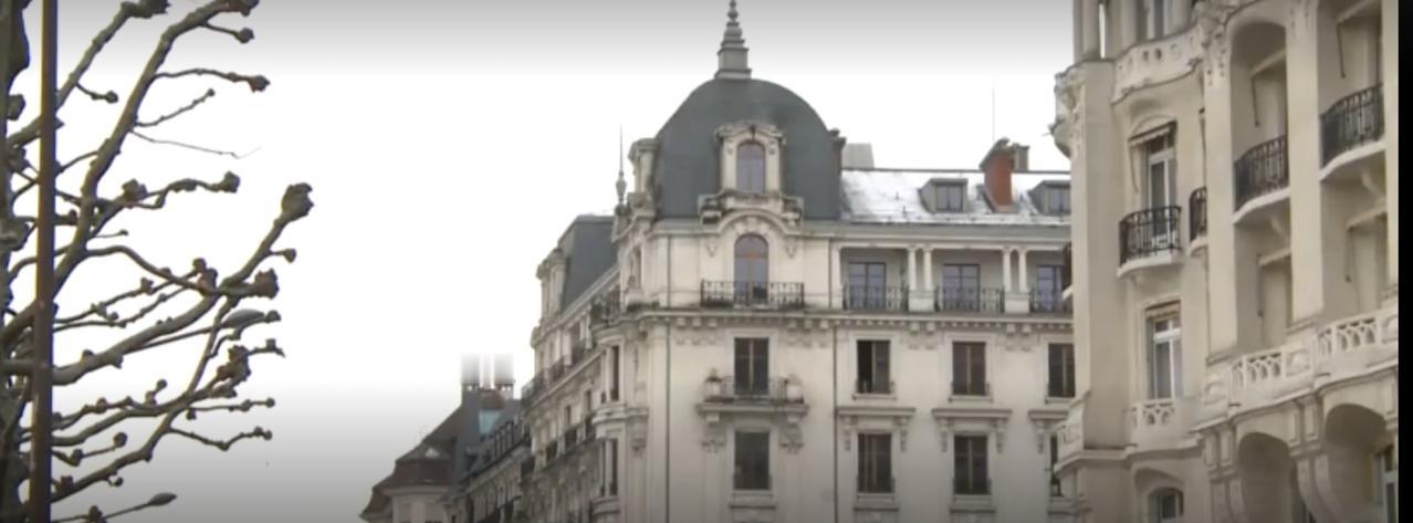 伊美新一轮间接谈判在欧洲举行，双方代表步入会场，在简约的会谈室中相对而坐，开启对