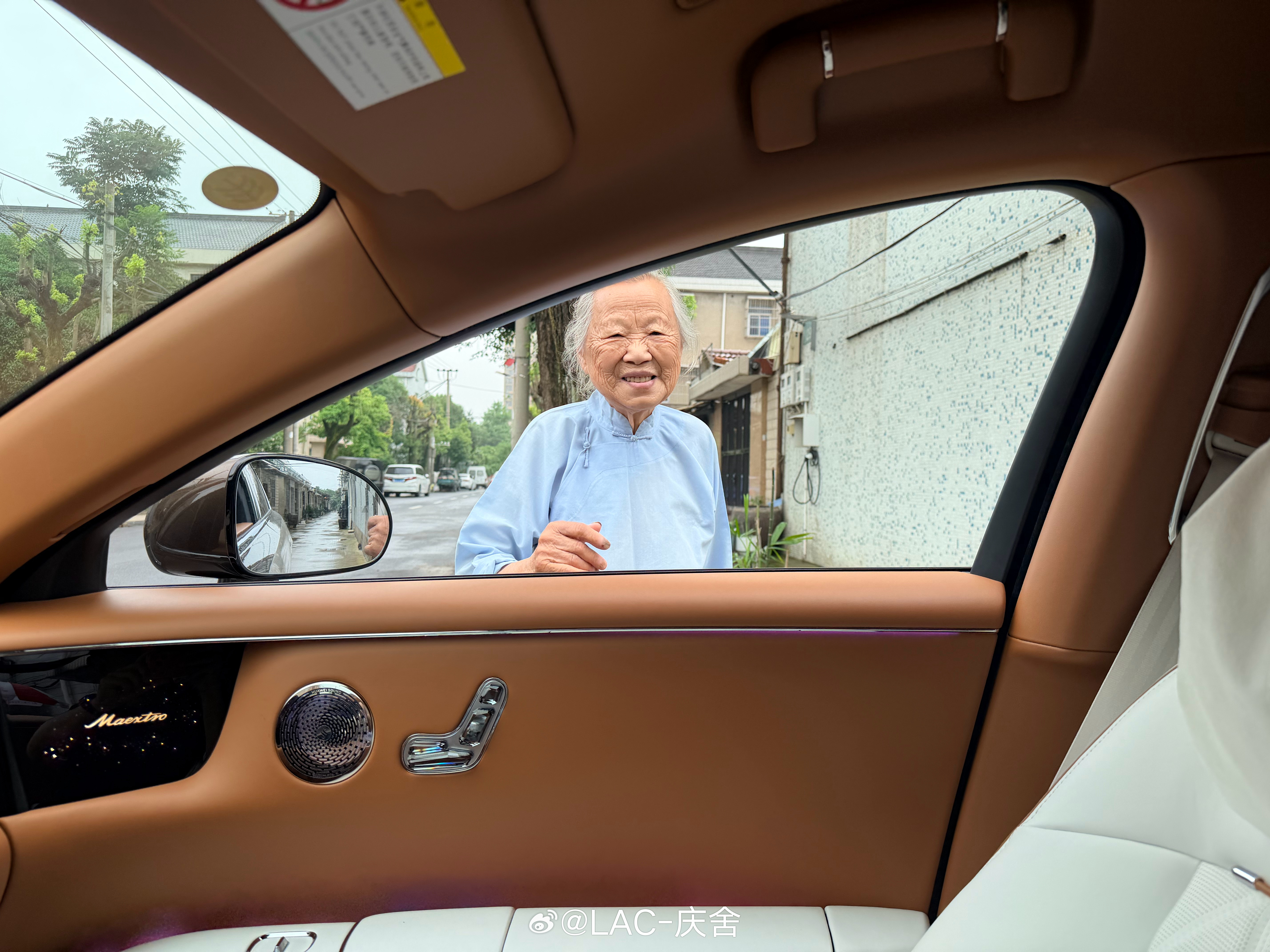 每次回浙江老家，哪怕时间再短，但两位百岁老人那儿我是必去的这是我奶奶，90多仍旧