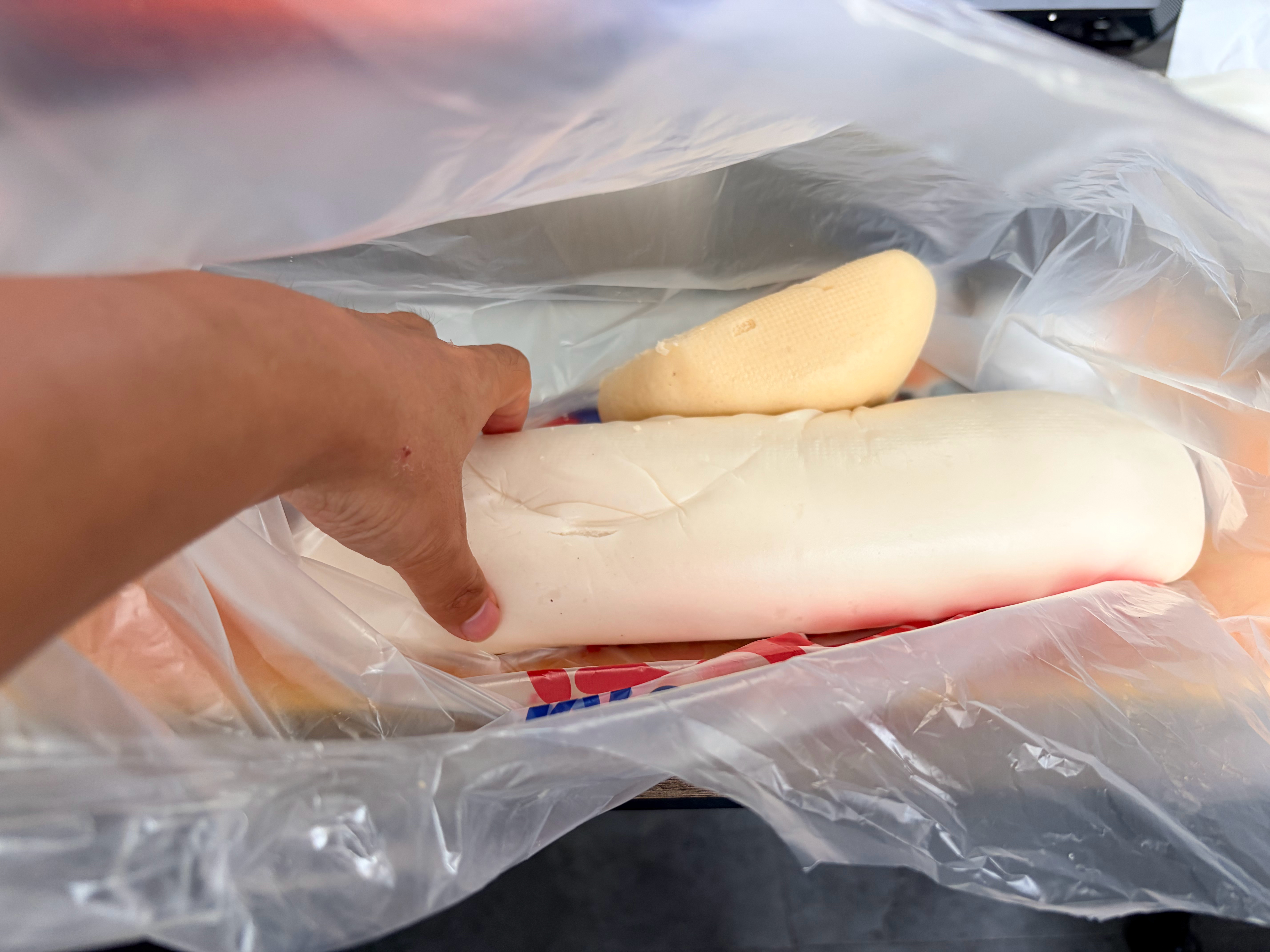 我说我中午没吃饭，哥们给我买了一个馒头，说 1 块钱一个，一个人限量 3 个。这